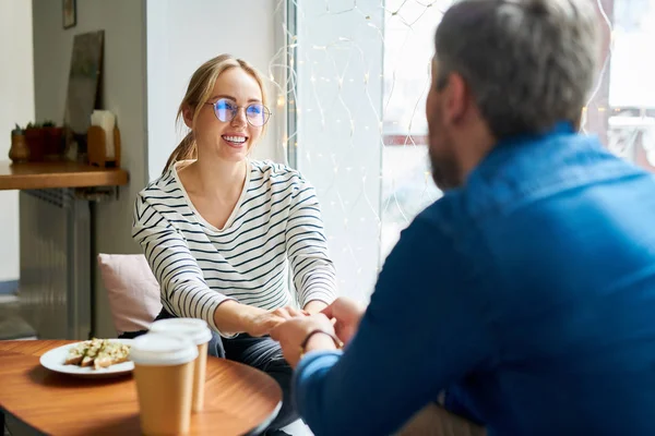 Unga Leende Blond Kvinna Casualwear Håller Hennes Pojkvän Händer Både — Stockfoto