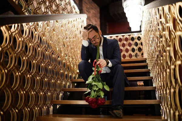 Homme Bouleversé Avec Tas Roses Rouges Assis Sur Les Escaliers — Photo