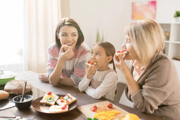 Mujeres Felices Niña Comiendo Sabrosos Bocadillos Hechos Mismos Con Queso —  Fotos de Stock