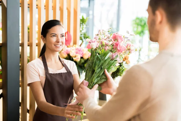 Ganska Ung Kvinnlig Florist Säljer Bukett Färska Blommor Till Unge — Stockfoto