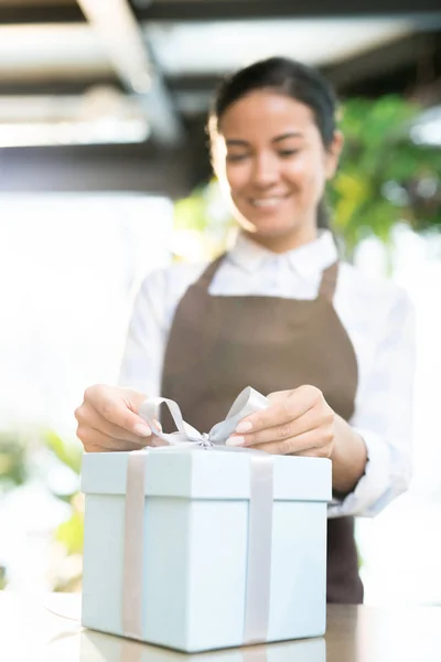 Mujer Joven Atando Cinta Parte Superior Caja Regalo Blanca Mientras — Foto de Stock