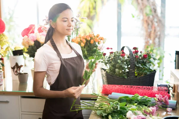 Söt Tjej Arbetskläder Tittar Pastell Rosa Färska Rosor Eller Nejlikor — Stockfoto