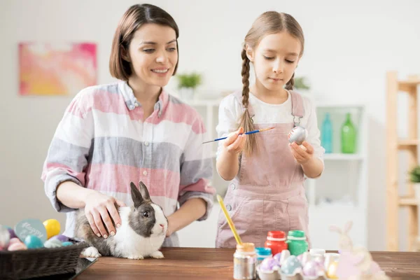 Adorabile Ragazza Pittura Uovo Pasqua Colore Argento Con Sua Madre — Foto Stock