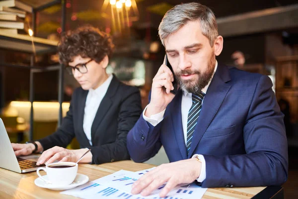 Young Trader Formalwear Consulting One Clients Phone While Analyzing Financial — Stock Photo, Image