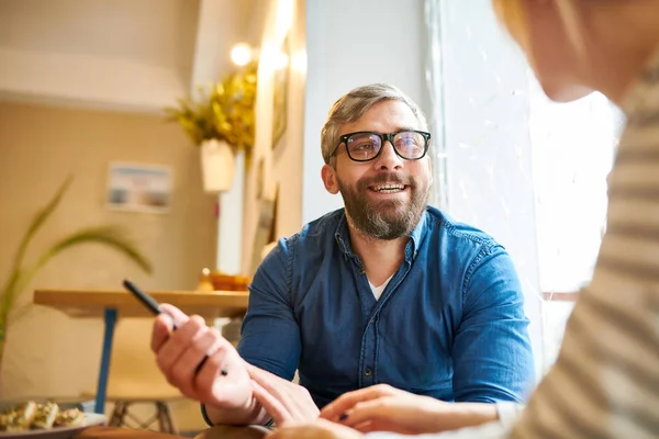 Ung Glad Man Tittar Hans Flickvän Medan Diskuterar Något Smartphone — Stockfoto