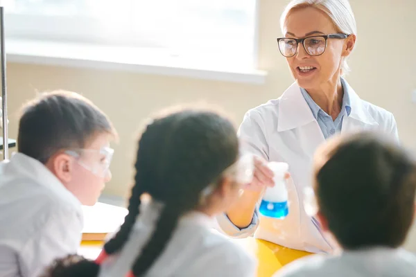 Blond Mogen Lärare Glasögon Hållande Bägare Med Blå Rykande Vätska — Stockfoto