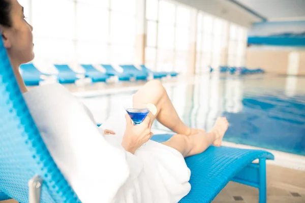 Ung Avslappnad Kvinna Med Cocktail Sitter Solstol Vid Poolen Och — Stockfoto