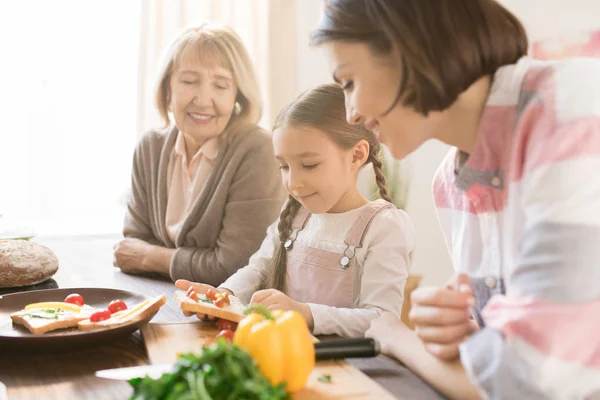 Donne Felici Guardando Bambina Che Panini Con Verdure Fresche Colazione — Foto Stock