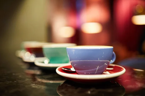 磁器コーヒー カップとソーサーでレストランやカフェの新しいゲストの準備のテーブルの上の行 — ストック写真