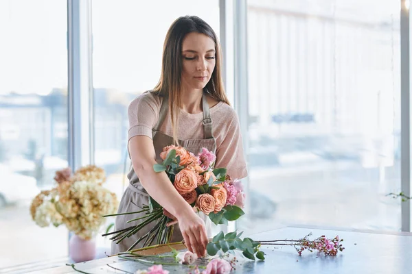 Brunett Tjej Tar Färska Rosor Utanför Bordet Samtidigt Blommiga Klasar — Stockfoto