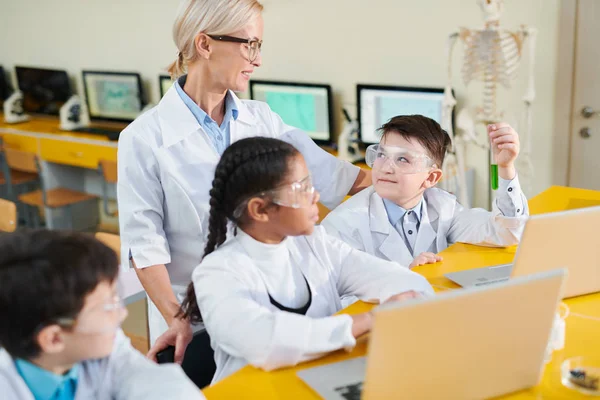 Beyaz Ceketli Koruyucu Gözlüklü Sarışın Kimya Öğretmeni Yeni Maddeler Üzerinde — Stok fotoğraf
