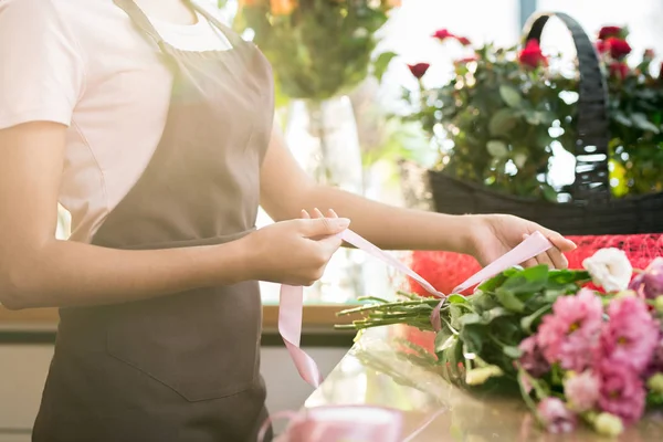 Manos Florista Delantal Atando Cinta Seda Alrededor Ramo Flores Frescas — Foto de Stock