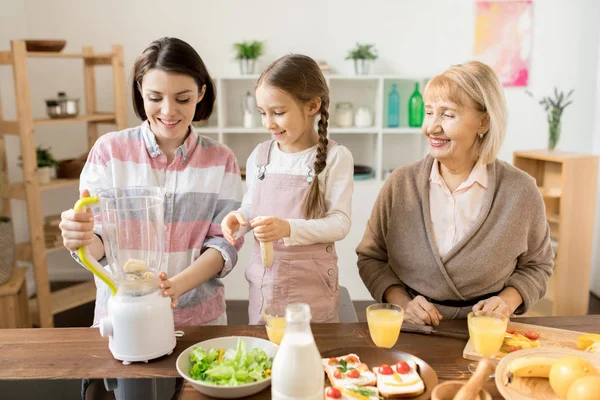 Two Happy Women Little Girl Preparing Fresh Smoothie Electric Blender — Stock Photo, Image