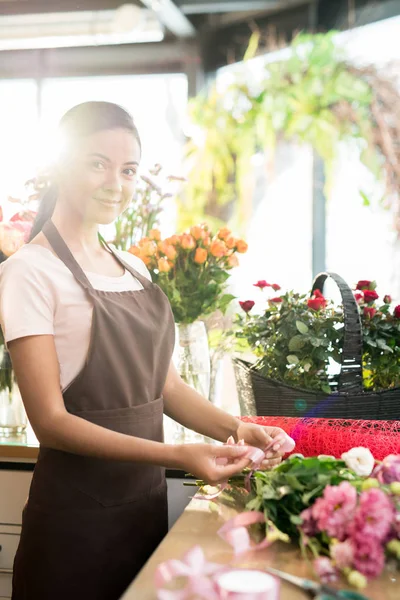 Felice Giovane Donna Abbigliamento Lavoro Guardando Voi Mentre Piedi Tavola — Foto Stock