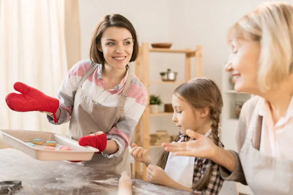 Hübsche Junge Hausfrau Mit Heißem Blech Das Mutter Und Tochter — Stockfoto