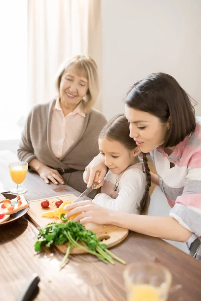 Jeune Femme Enseignant Petite Fille Couper Capsicum Pendant Cuisson Salade — Photo