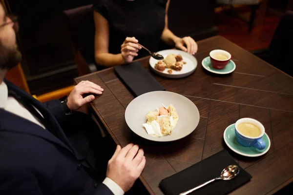 Jovem Sua Namorada Tendo Sobremesa Café Aromático Após Jantar Restaurante — Fotografia de Stock