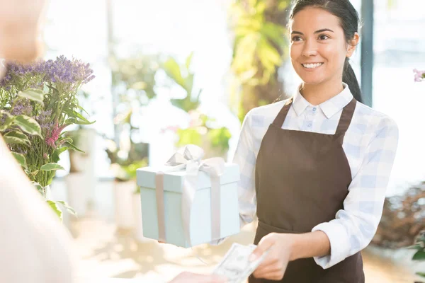 Feliz Joven Asistente Tienda Delantal Tomando Dinero Para Regalo Mientras — Foto de Stock