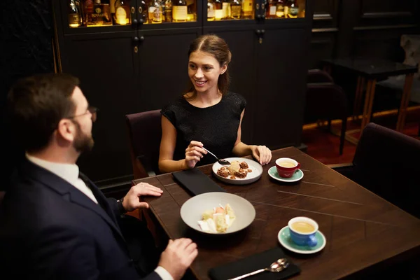 Ragazza Felice Guardando Suo Ragazzo Mentre Parla Con Lui Avendo — Foto Stock