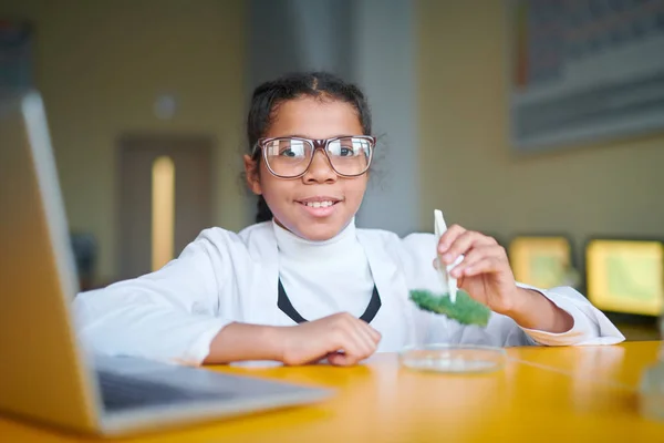 Knap Schoolmeisje Brillen Zittend Bureau Voor Camera Het Bestuderen Van — Stockfoto