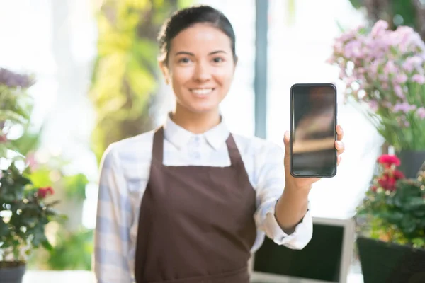 Ecrã Táctil Smartphone Realizada Por Jovem Assistente Loja Avental Apresentando — Fotografia de Stock