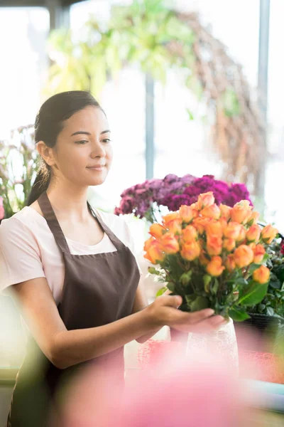 Joven Florista Bonita Haciendo Gran Ramo Rosas Naranjas Frescas Mientras — Foto de Stock