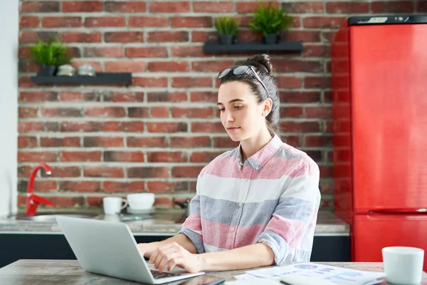 Ung kvinna som arbetar hemifrån — Stockfoto