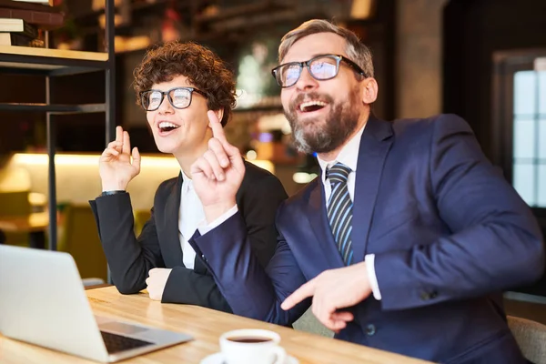 Twee Opgewonden Collega Formalwear Zitten Cafe Voor Laptop Zingen Dansen — Stockfoto