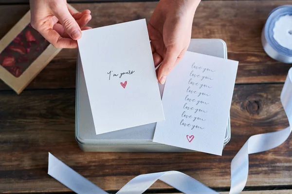 Ansicht Von Menschenhänden Mit Handgemachter Grußkarte Zum Valentinstag Über Geschenkbox — Stockfoto