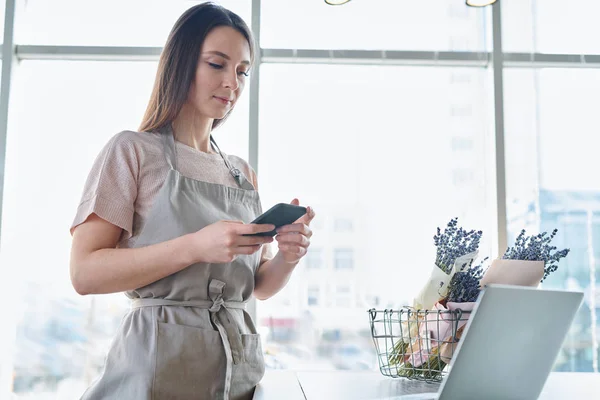 Hübsche Junge Floristin Blättert Durch Informationen Smartphone Während Sie Bestellungen — Stockfoto