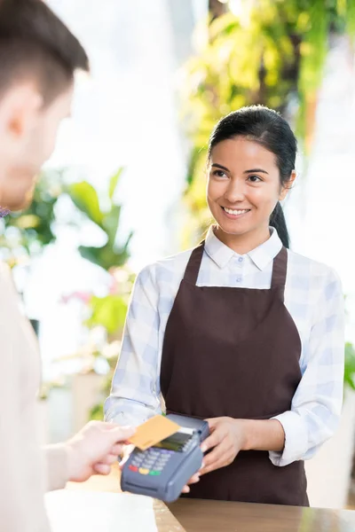 Joven Ayudante Tienda Bonita Celebración Máquina Pago Mientras Que Cliente — Foto de Stock