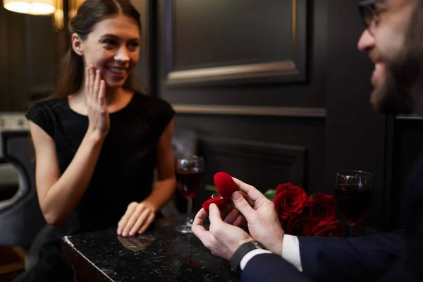 Joven Haciendo Propuesta Novia Mientras Está Sentado Junto Mesa Restaurante —  Fotos de Stock