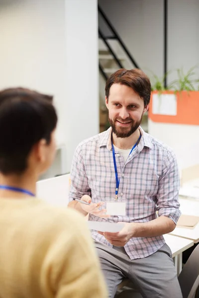 Junger Bärtiger Geschäftsmann Freizeitkleidung Diskutiert Mit Seinem Amtskollegen Über Finanzpapiere — Stockfoto