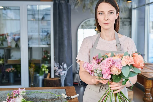 Brunett Flicka Arbetskläder Står Framför Kameran Samtidigt Förbereda Färska Blommor — Stockfoto