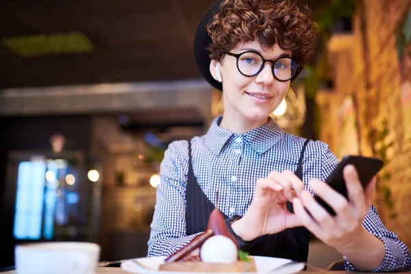 Sevimli Kız Smart Casual Şapka Airpods Kafede Otururken Çalma Listesindeki — Stok fotoğraf