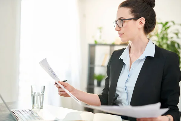 Empresaria exitosa leyendo documentos — Foto de Stock