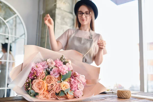 Stor Bukett Färska Pastell Rosor Och Andra Blommor Insvept Papper — Stockfoto