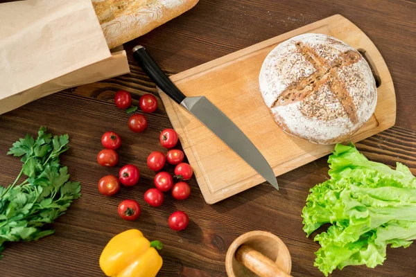 Φρέσκα Λαχανικά Για Χορτοφαγική Σαλάτα Μαχαίρι Σανίδα Κοπής Και Ψωμί — Φωτογραφία Αρχείου