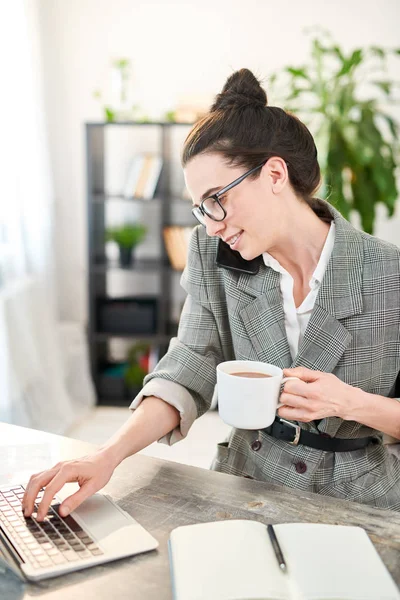 Gestionnaire de sexe féminin qui parle au client — Photo