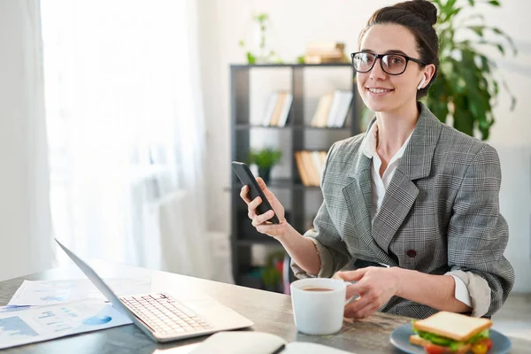 Empresária de sucesso no local de trabalho — Fotografia de Stock