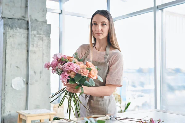 Mujer Joven Con Montón Flores Rosadas Frescas Rosas Haciendo Ramo — Foto de Stock