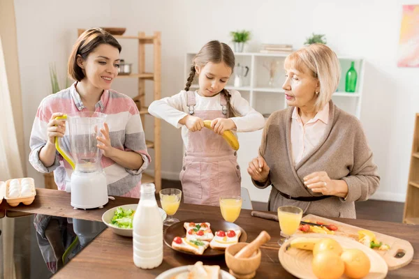 Kahvaltı Için Meyve Smoothie Ile Anne Büyükanne Yardım Ederken Muz — Stok fotoğraf