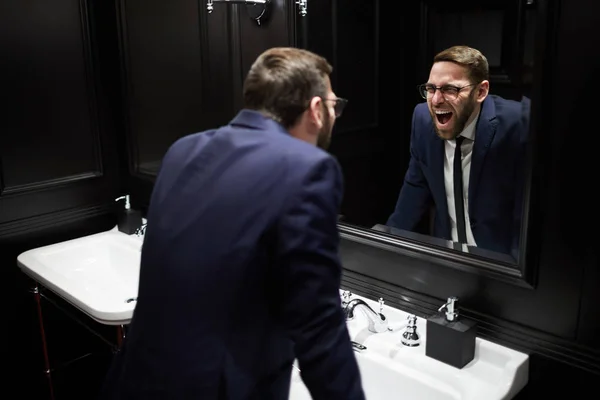 Joven Hombre Bien Vestido Inclinándose Sobre Lavabo Delante Del Espejo — Foto de Stock