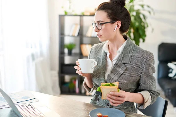 Geschäftsfrau isst Mittagessen am Arbeitsplatz — Stockfoto