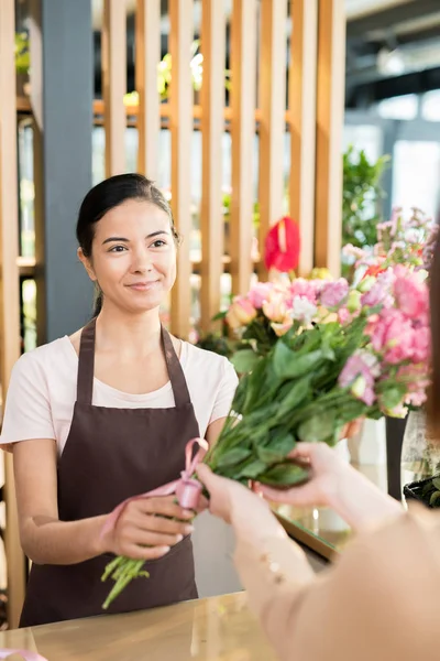 Mujer Joven Feliz Delantal Vendiendo Flores Frescas Compradores Clientes Propia — Foto de Stock