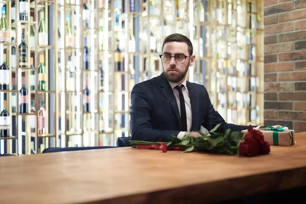 Homem Elegante Terno Óculos Sentado Mesa Restaurante Luxuoso Esperando Por — Fotografia de Stock