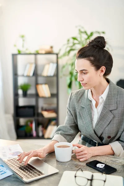 Geschäftsfrau genießt ihre Arbeit — Stockfoto