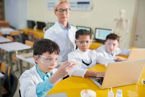 Skolbarn Whitecoats Tittar Bit Kemiskt Ämne Samtidigt Utföra Uppdrag Lärare — Stockfoto