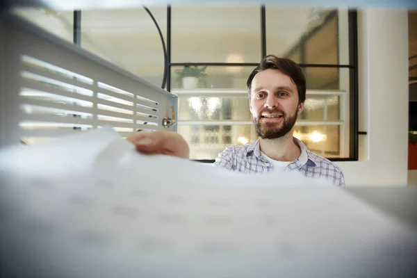 Junger Buchhalter Oder Manager Der Während Seiner Arbeit Büro Finanzpapiere — Stockfoto