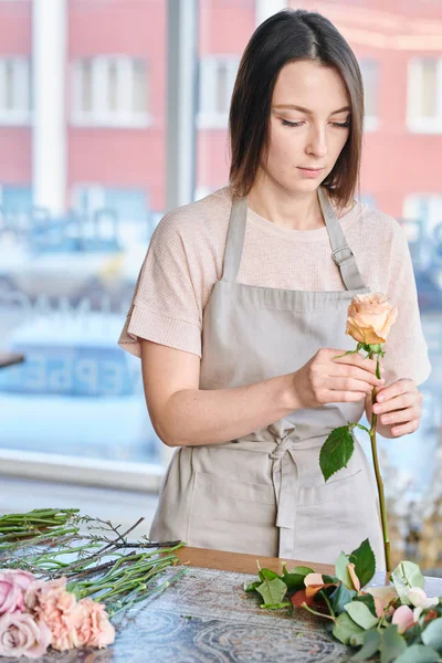 Unga Kvinnliga Florist Förkläde Står Vid Bordet Och Tittar Blek — Stockfoto